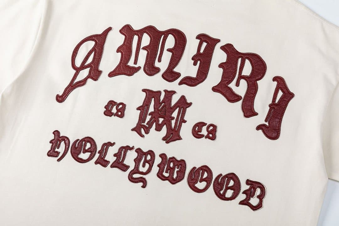 T-Shirt AMIRI Hollywood com Bordado Gótico foto 05