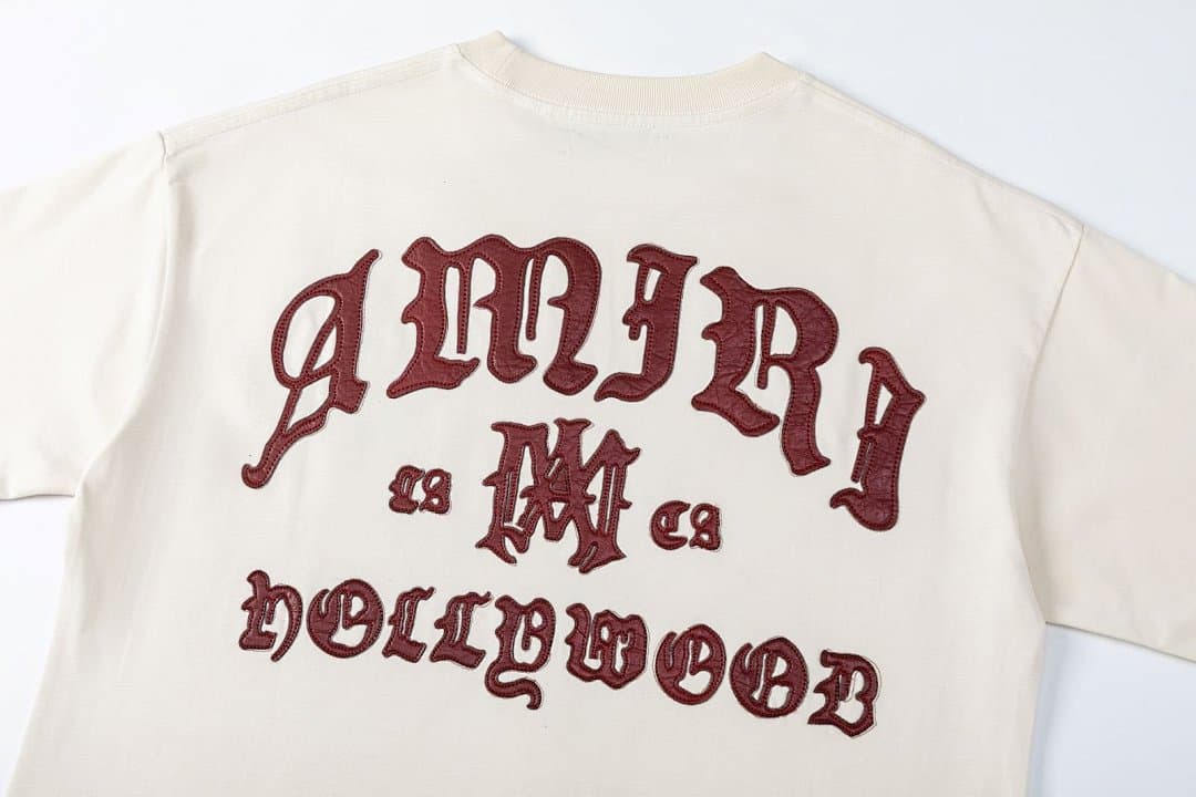 T-Shirt AMIRI Hollywood com Bordado Gótico foto 06