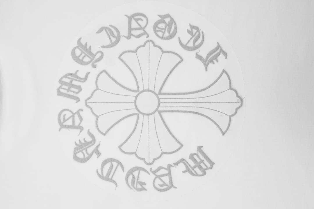 T-Shirt Chrome Hearts Cruz Circular Bordada foto 19