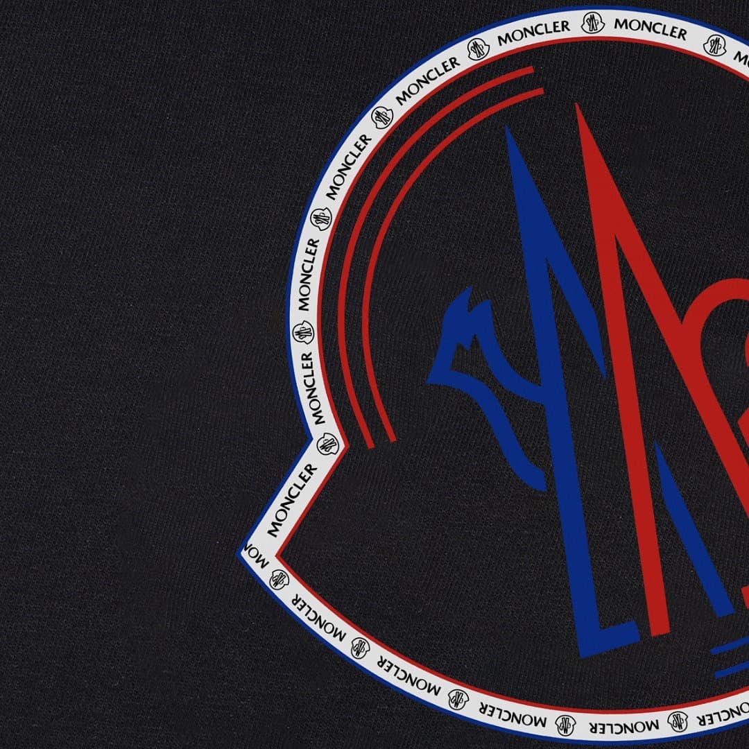 T-Shirt Moncler Preto com Logo Decorativo foto 04