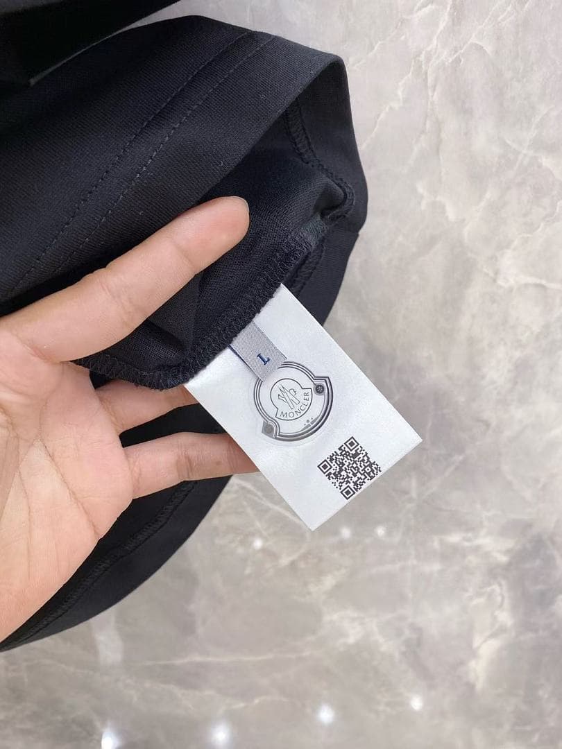 T-Shirt Moncler Preto com Detalhe foto 08