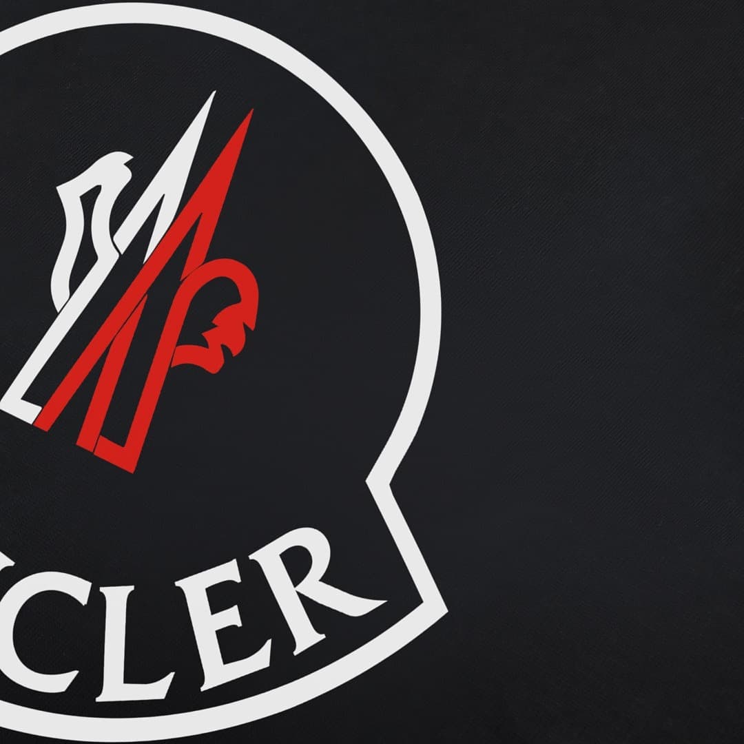 T-Shirt Moncler Preto Logo Circular foto 03