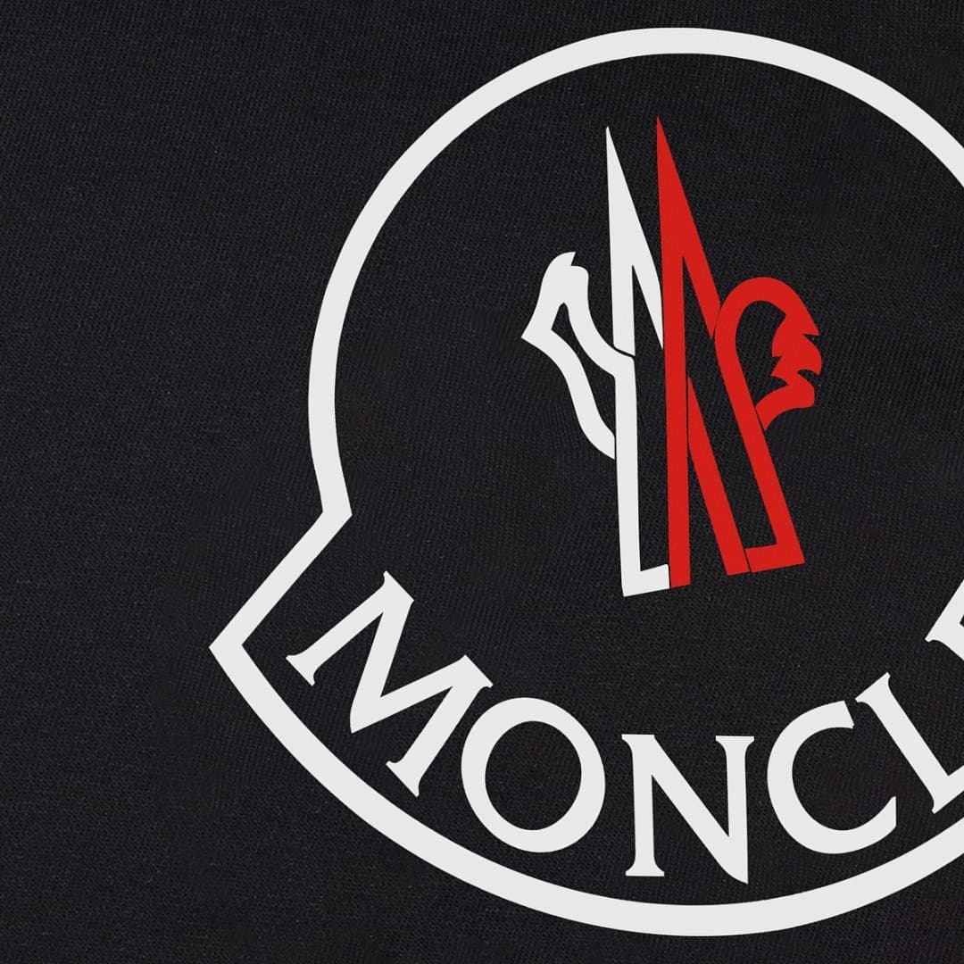 T-Shirt Moncler Preto Logo Circular foto 04