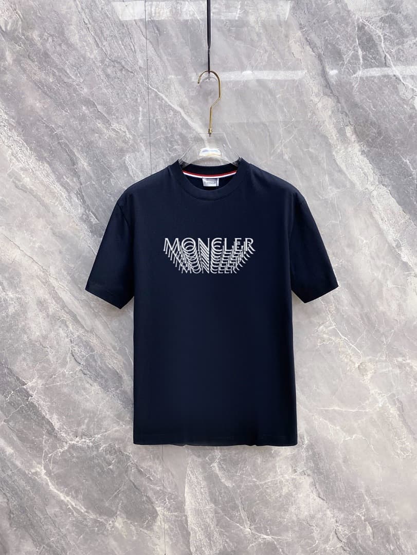 T-shirt Moncler com Logo Ondulado foto 01