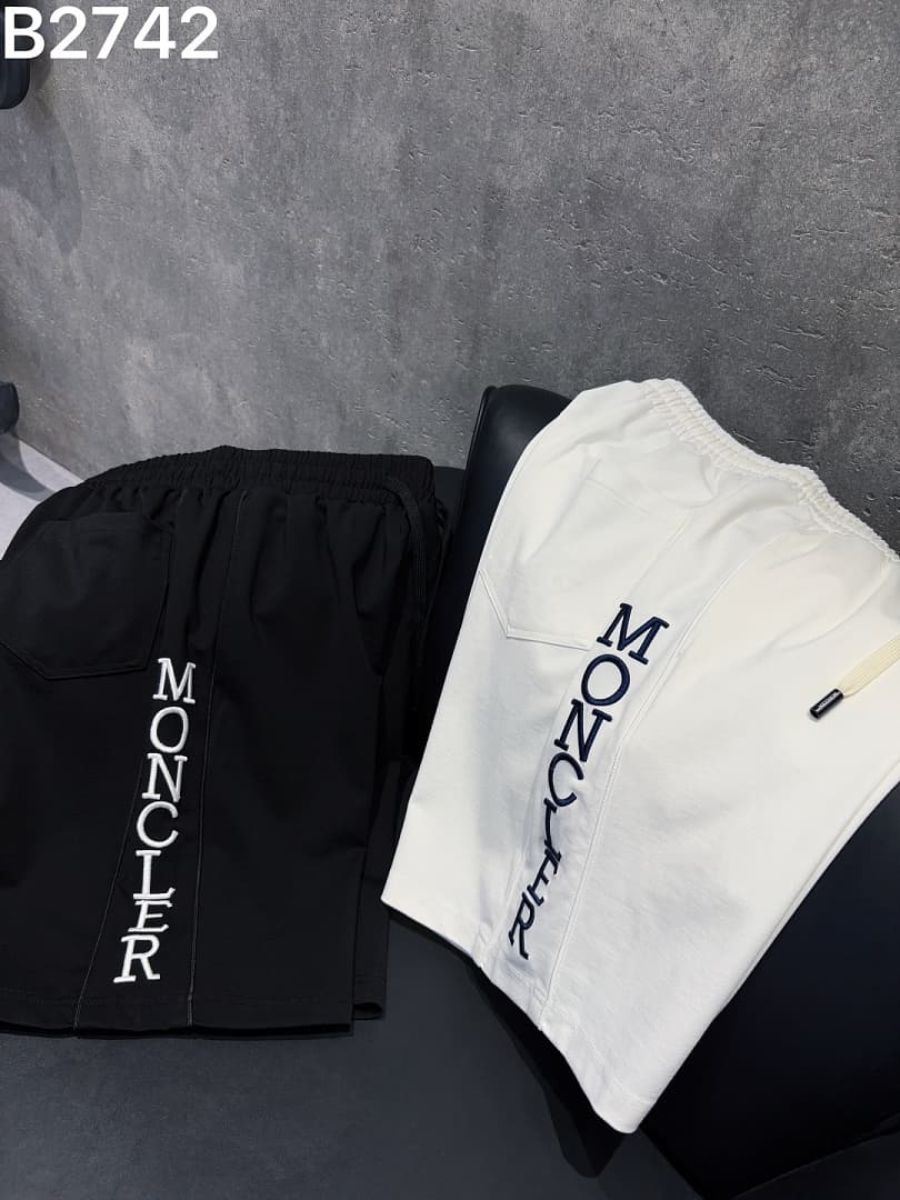 Calções Moncler Brancos com Logo foto 09