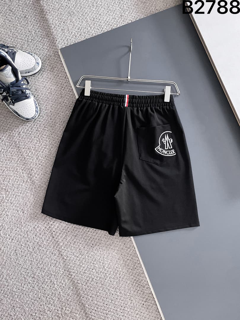 Calções Moncler Pretos com Grafia Lateral foto 02