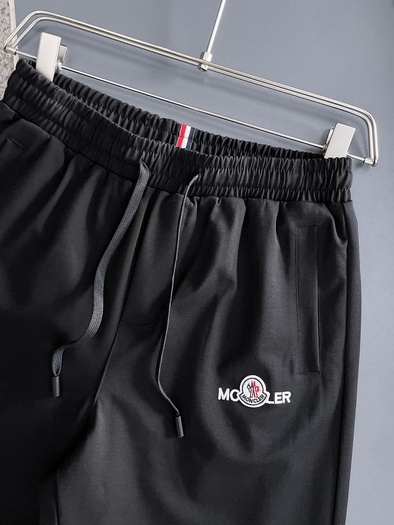 Calções Moncler Pretos com Grafia Lateral foto 04