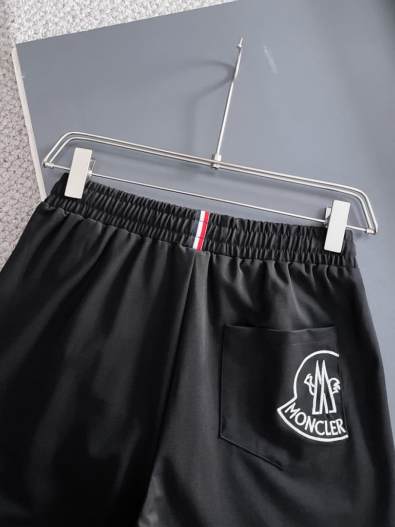 Calções Moncler Pretos com Grafia Lateral foto 05