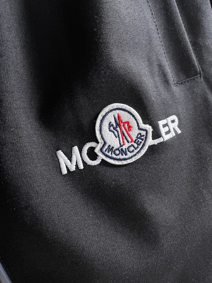 Calções Moncler Pretos com Grafia Lateral foto 07
