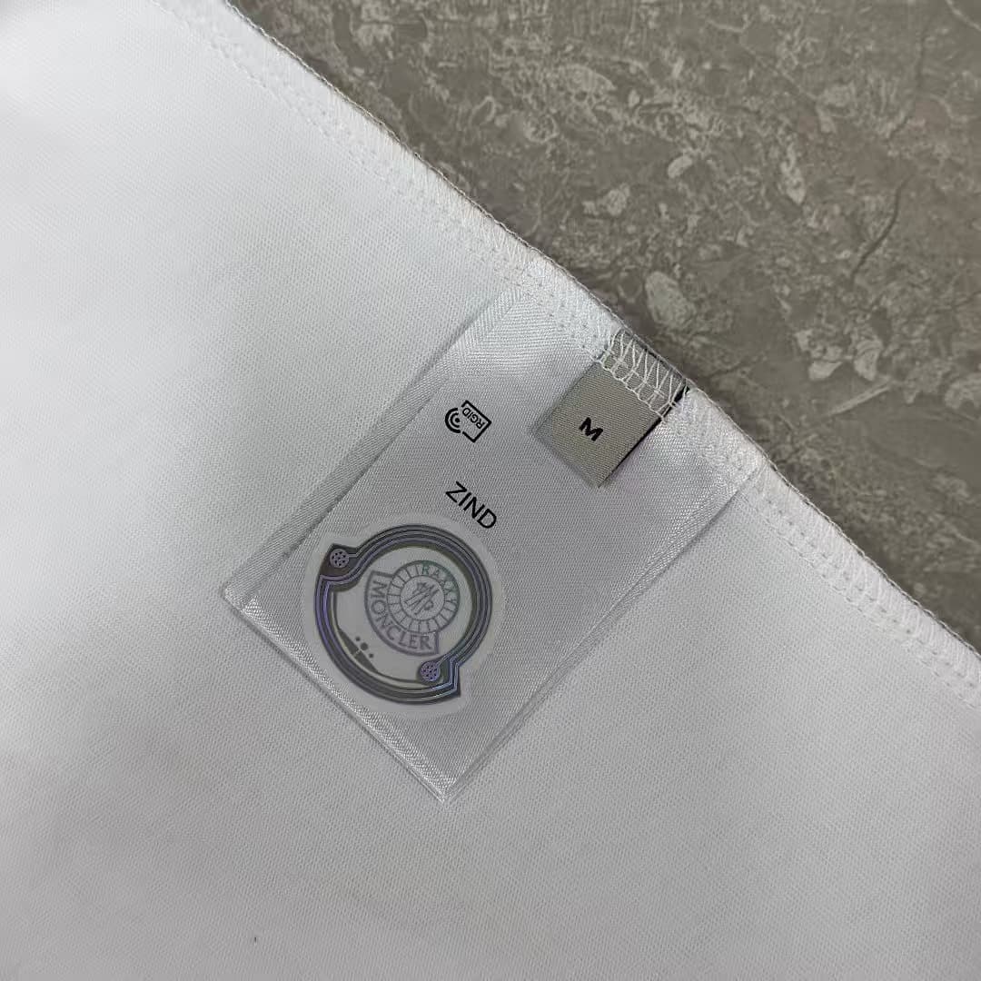 T-shirt Moncler Branca Minimalista foto 08