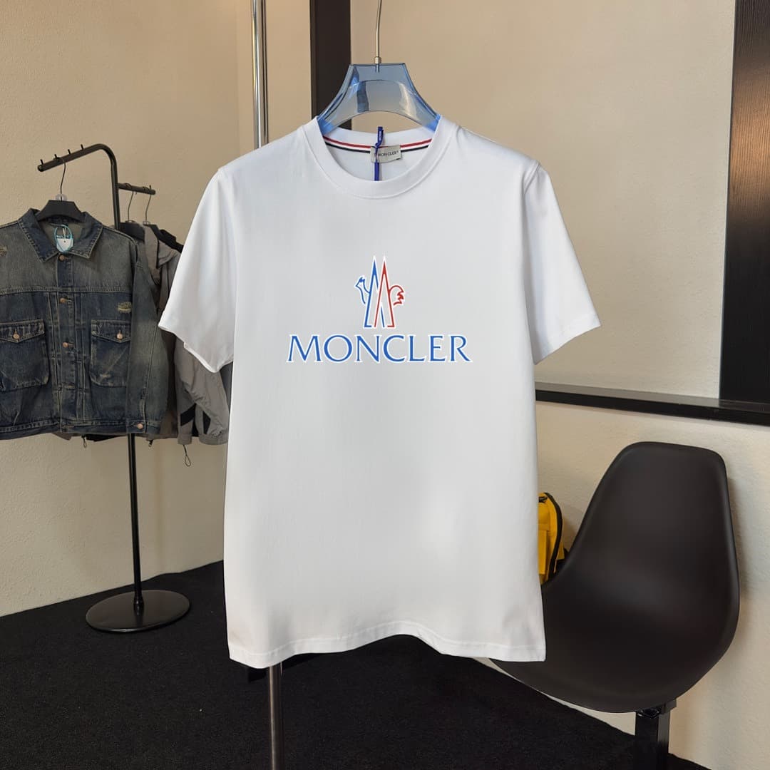 T-shirt Moncler Branca com Logo Circular Colorido foto 01