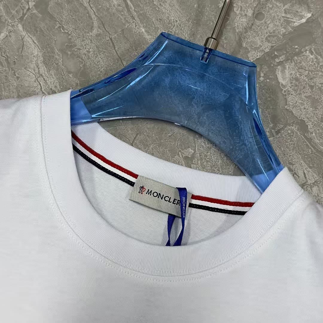 T-shirt Moncler Branca com Logo Circular Colorido foto 02