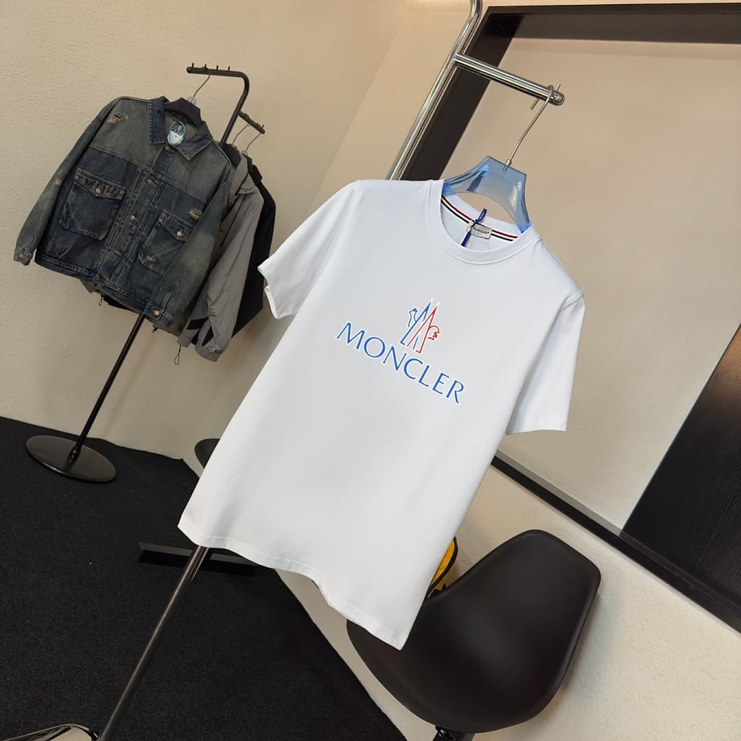 T-shirt Moncler Branca com Logo Circular Colorido foto 03