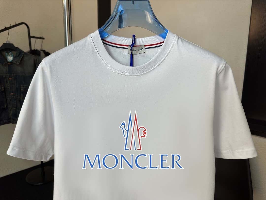 T-shirt Moncler Branca com Logo Circular Colorido foto 04