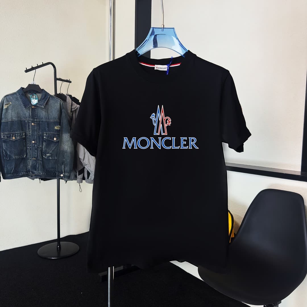 T-shirt Moncler Branca com Logo Frontal foto 01