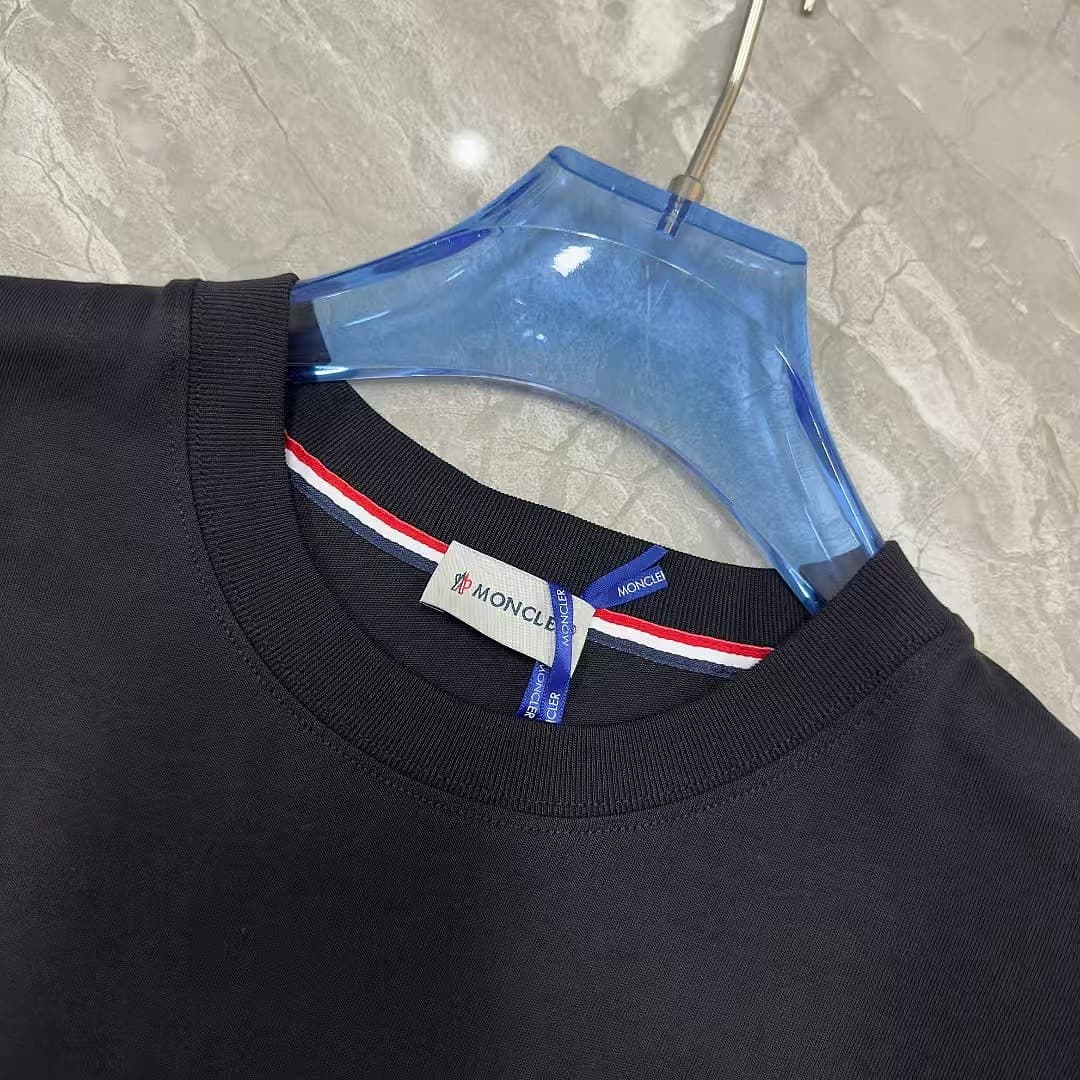 T-shirt Moncler Branca com Logo Frontal foto 02