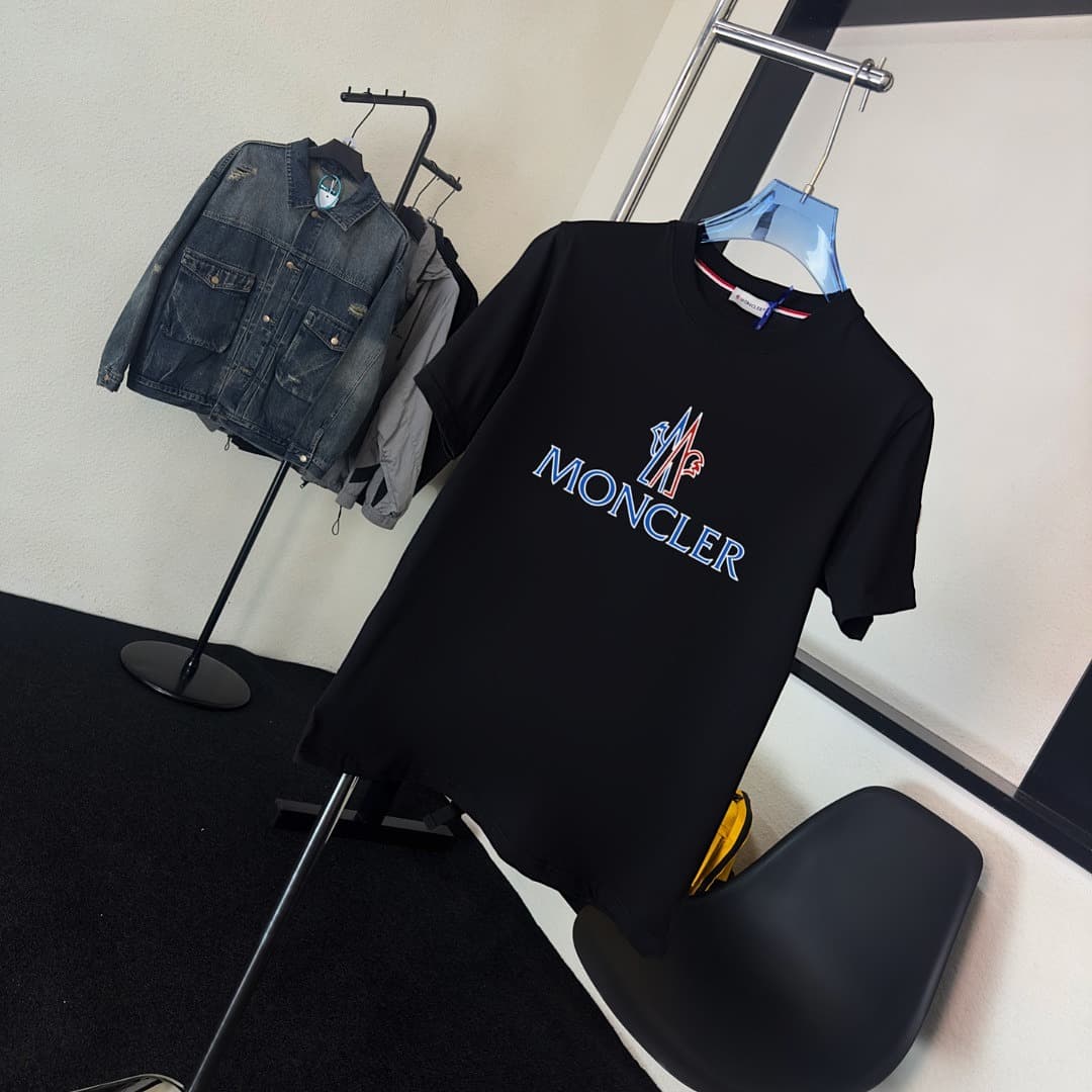 T-shirt Moncler Branca com Logo Frontal foto 03