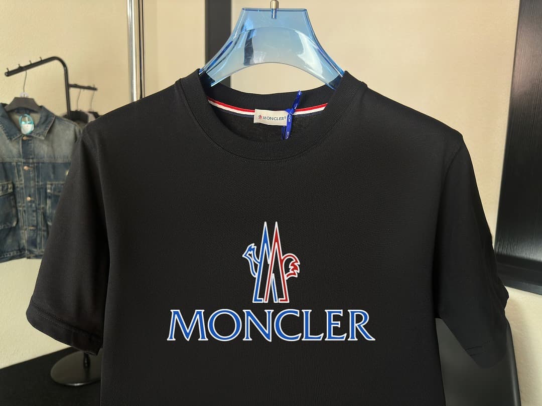 T-shirt Moncler Branca com Logo Frontal foto 04
