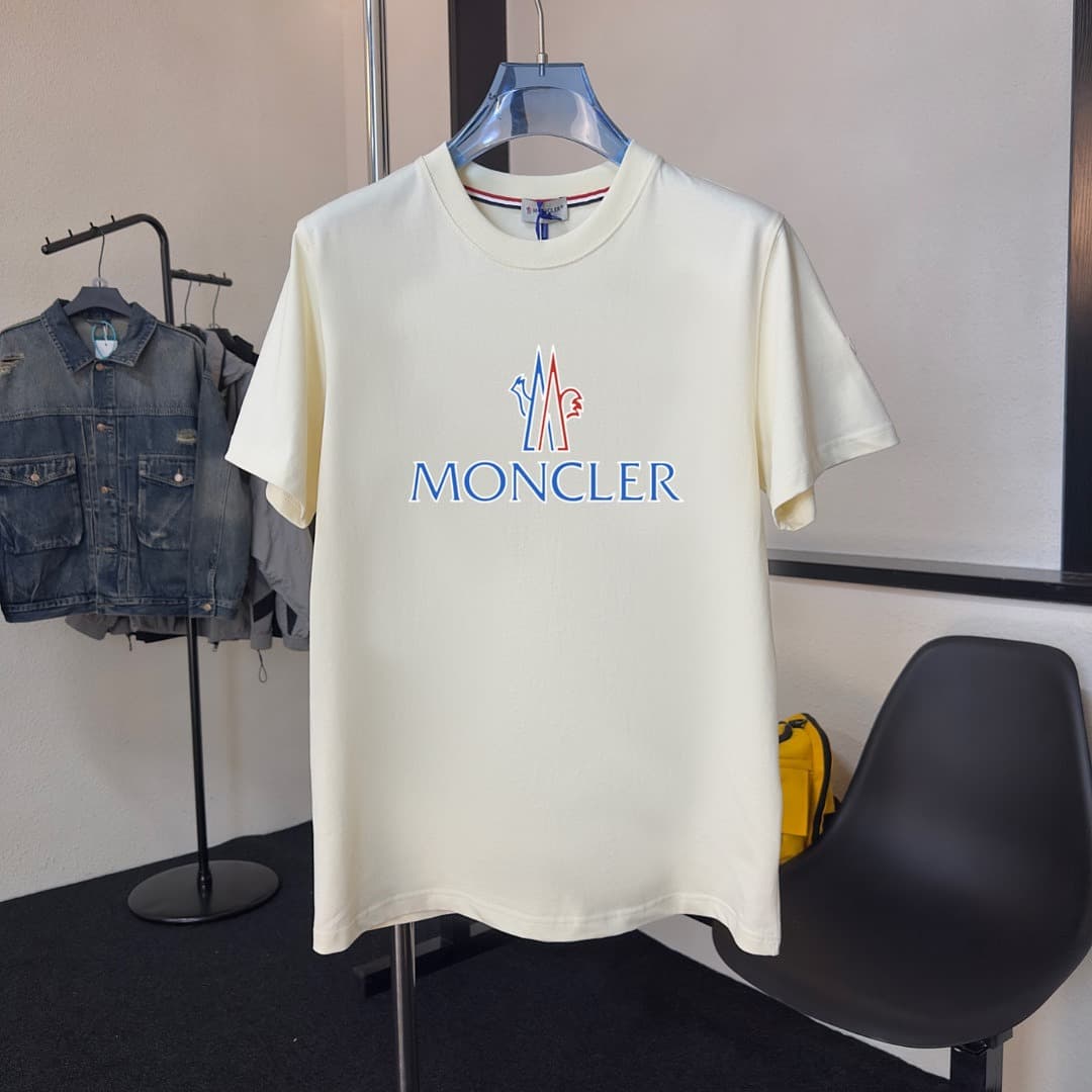 T-shirt Moncler Branca com Logo em Relevo foto 01