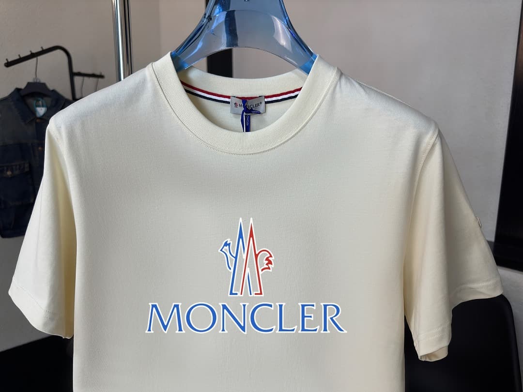T-shirt Moncler Branca com Logo em Relevo foto 04