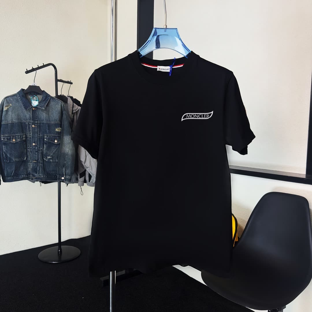 T-shirt Moncler Branca com Logo Multicolor foto 01