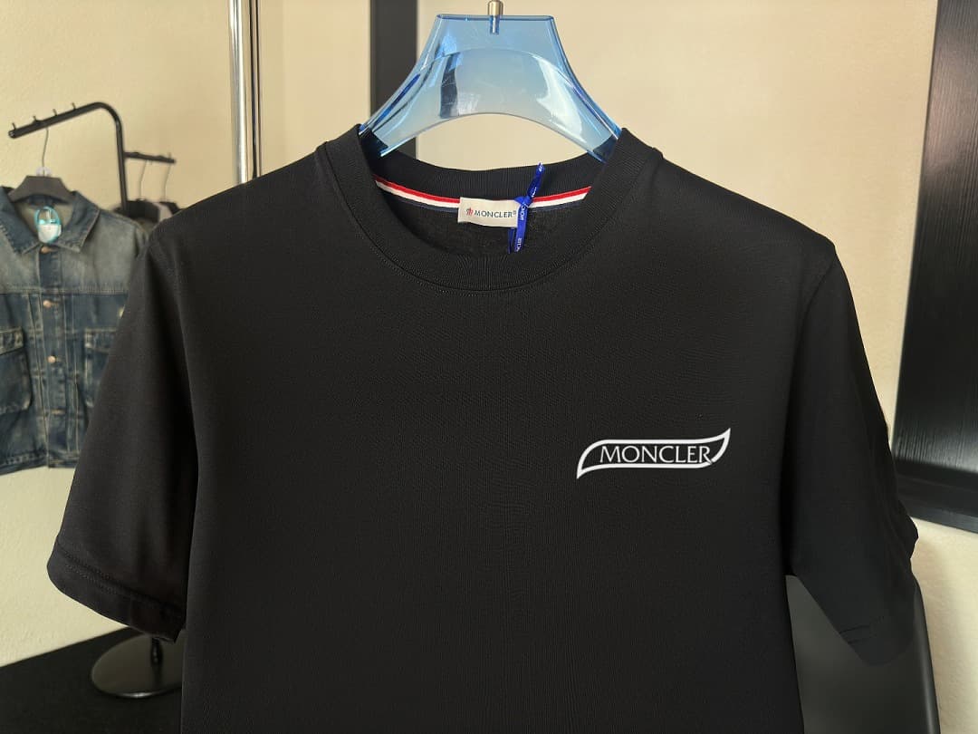 T-shirt Moncler Branca com Logo Multicolor foto 04