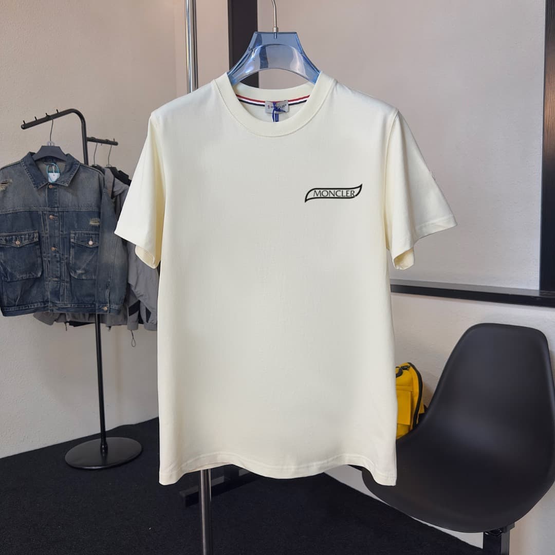 T-shirt Moncler Branca com Logo em Relevo foto 01