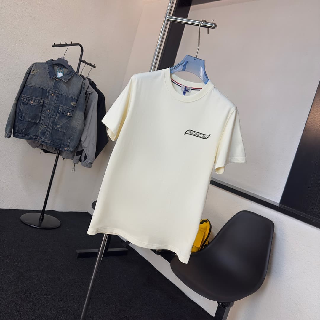 T-shirt Moncler Branca com Logo em Relevo foto 03