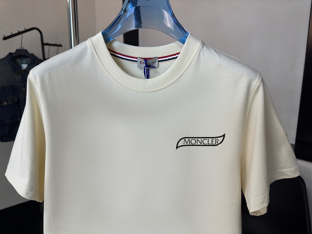 T-shirt Moncler Branca com Logo em Relevo foto 04