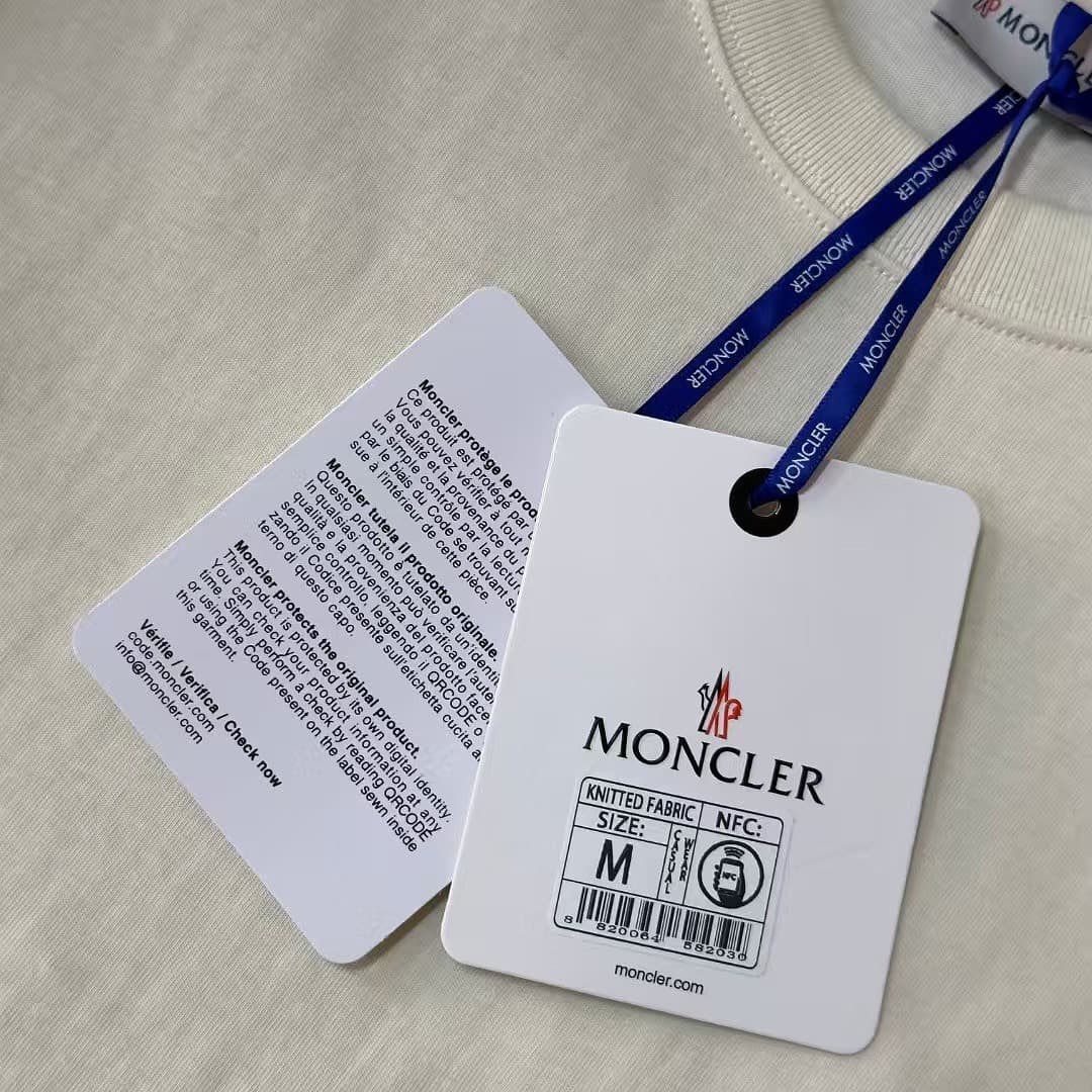 T-shirt Moncler Branca com Logo em Relevo foto 05
