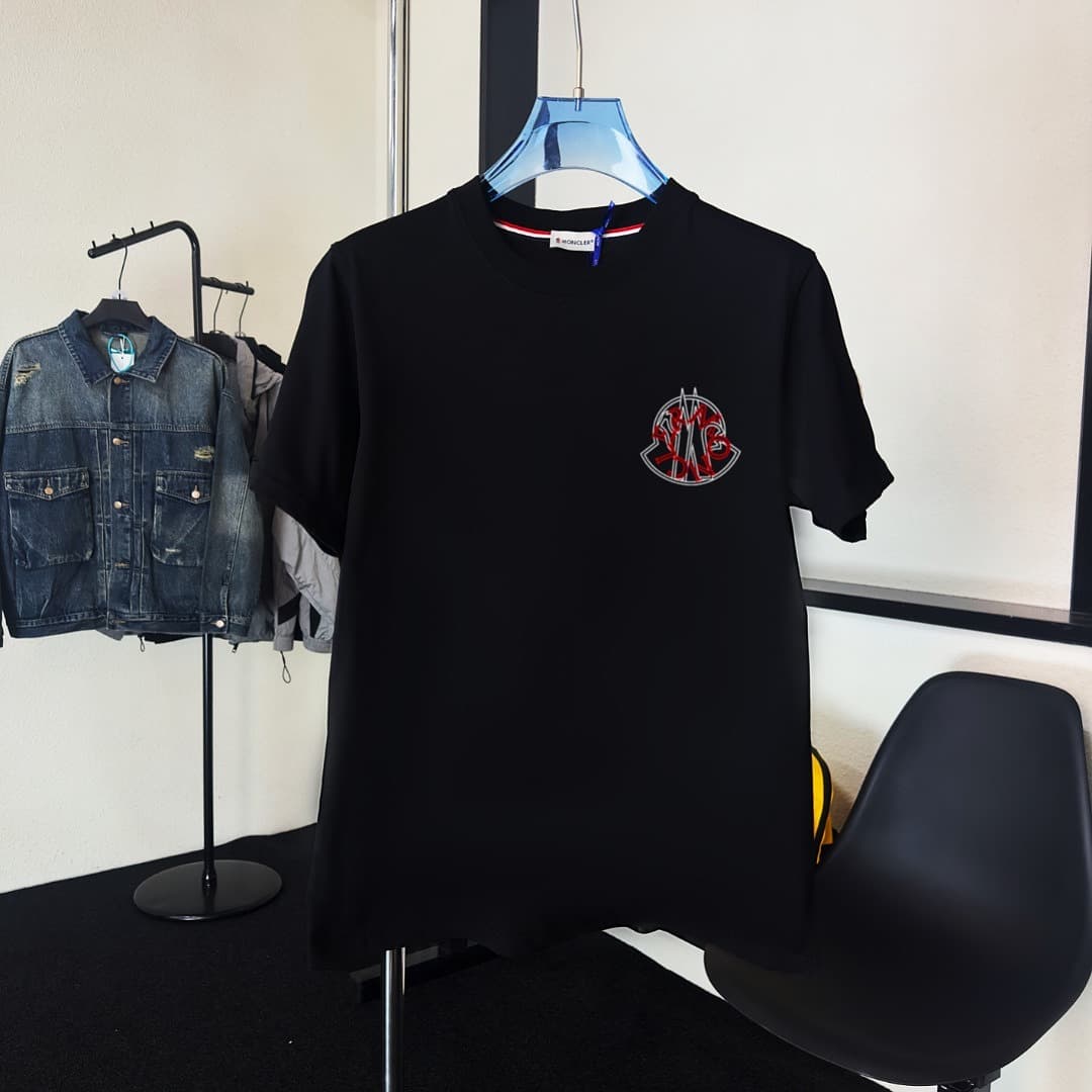 T-shirt Moncler Branca Sofisticada foto 01