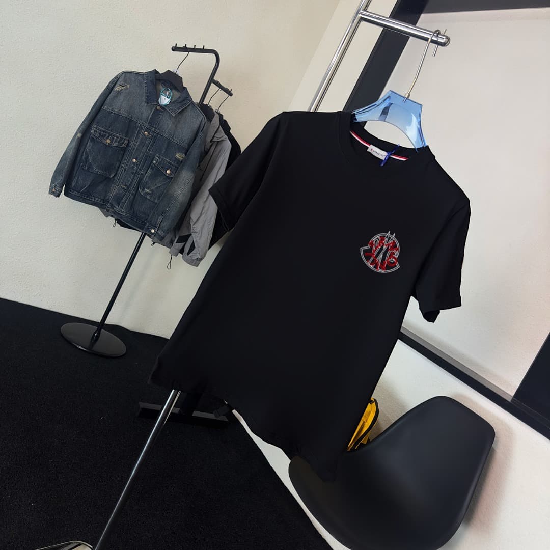 T-shirt Moncler Branca Sofisticada foto 03