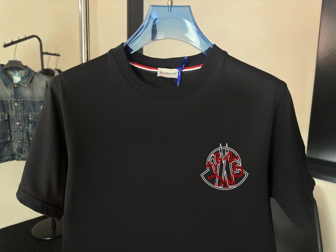 T-shirt Moncler Branca Sofisticada foto 04