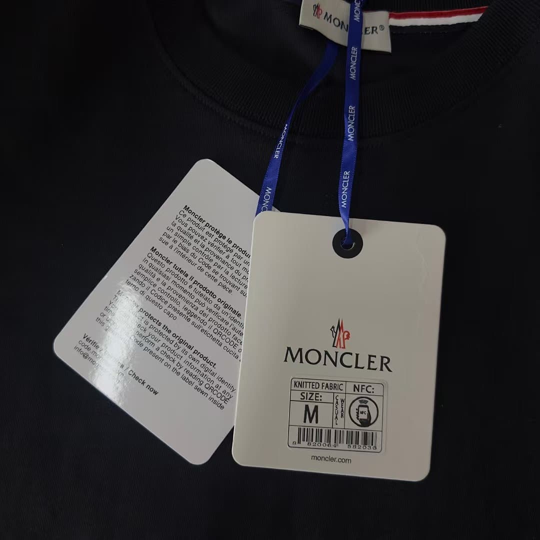 T-shirt Moncler Branca Sofisticada foto 05
