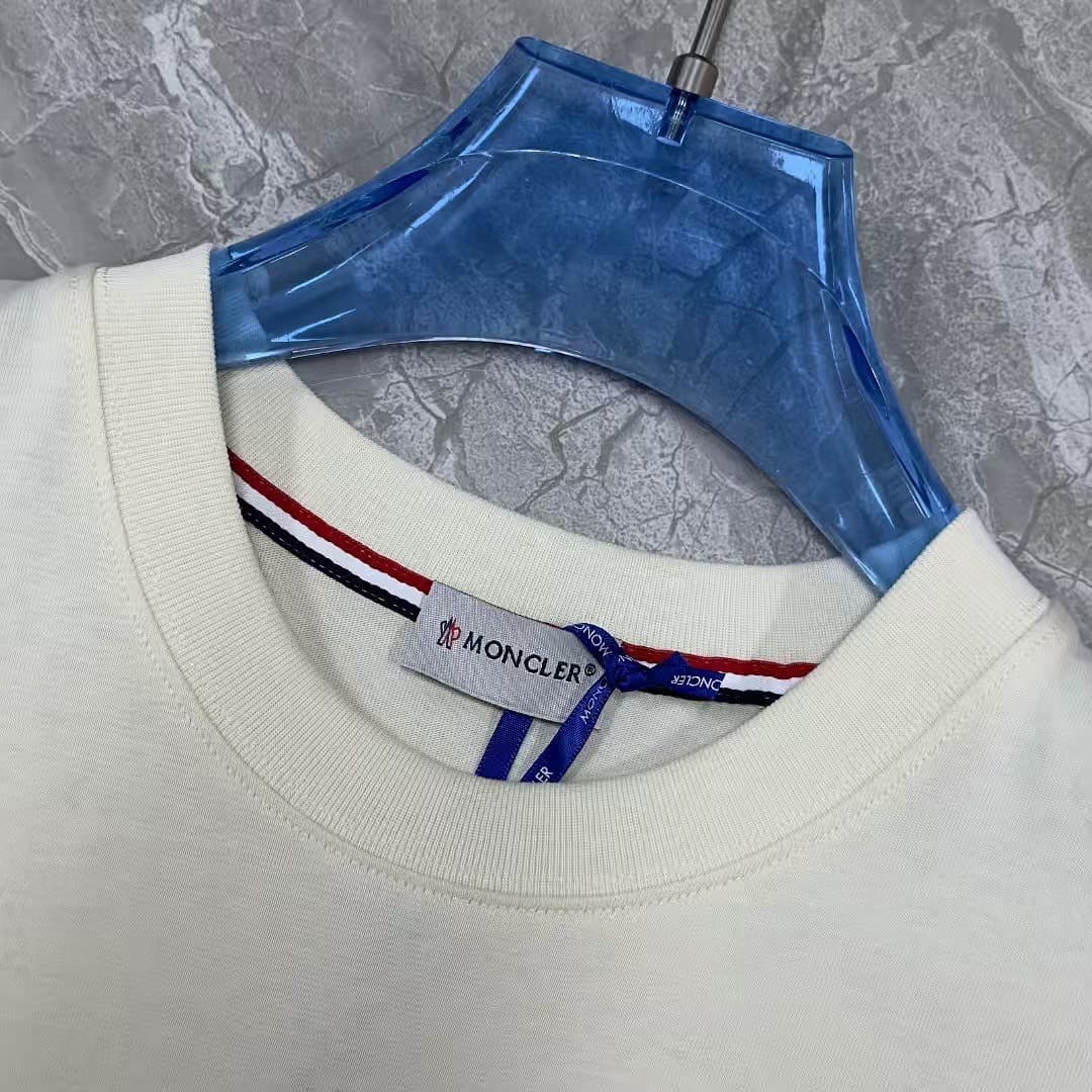 Moncler T-Shirt com Logo Circular Bordado foto 02