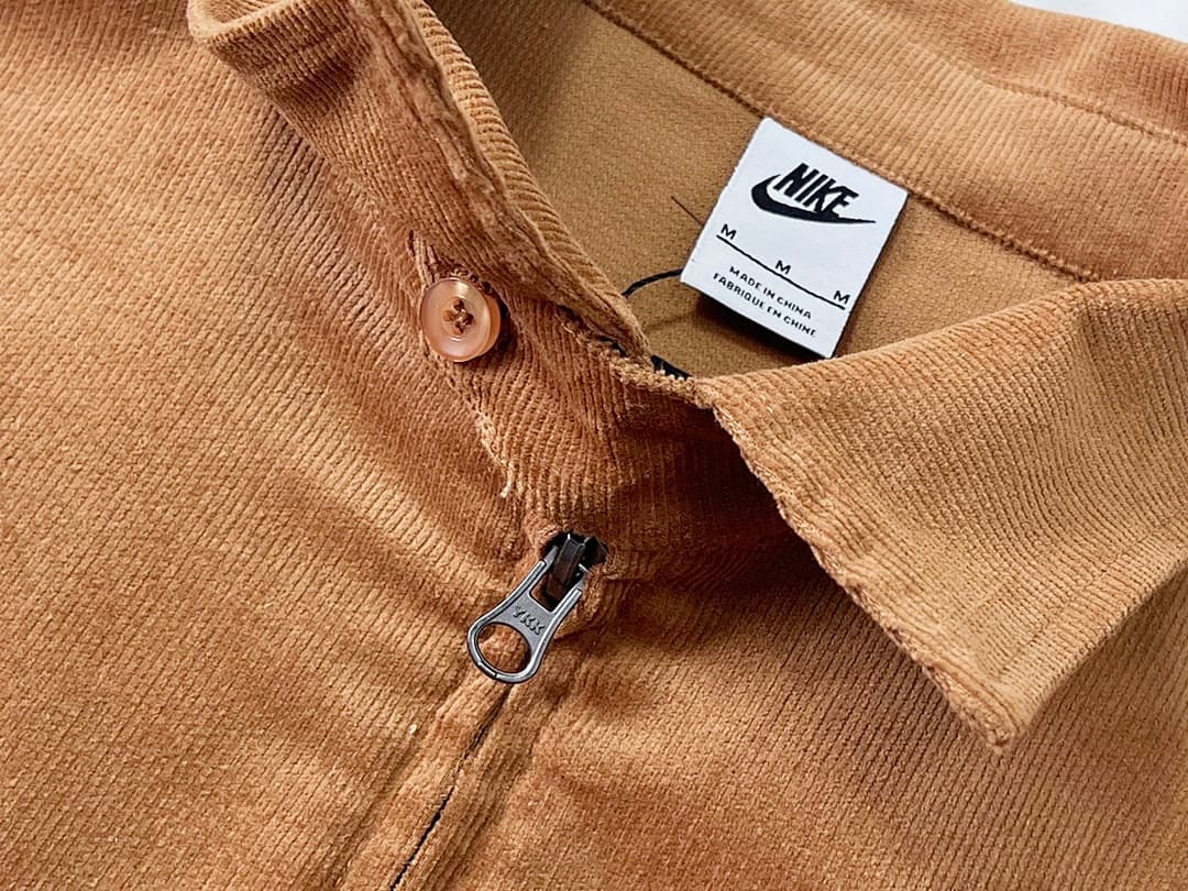 Jaqueta Nike Camel foto 05