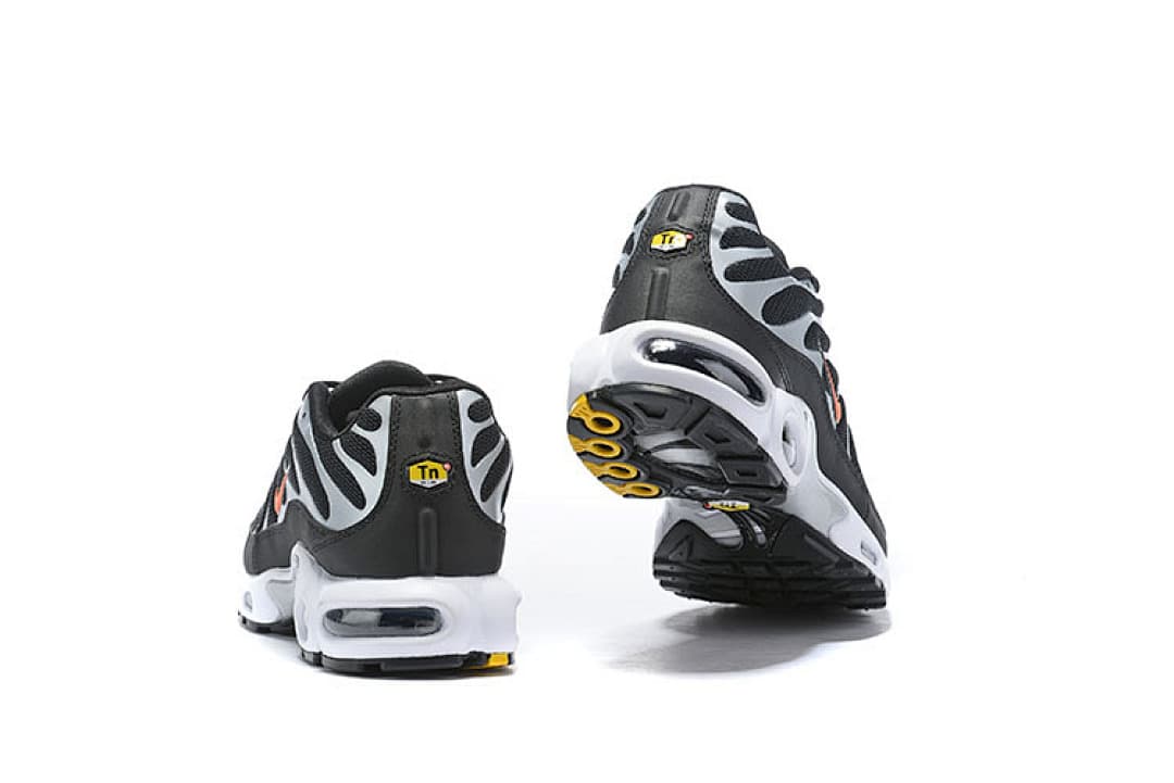 Nike Air Max Plus — Preto Branco Padrão Ondulado foto 04