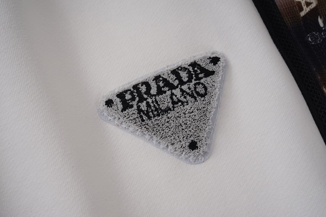 Prada Calças Direitas com Faixa Lateral Triangular foto 05