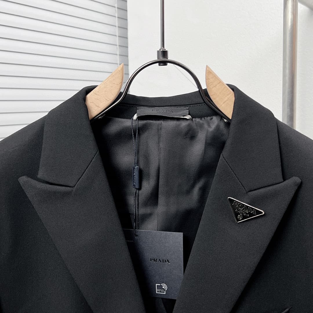 Prada Blazer com Placa Triangular na Lapela foto 03