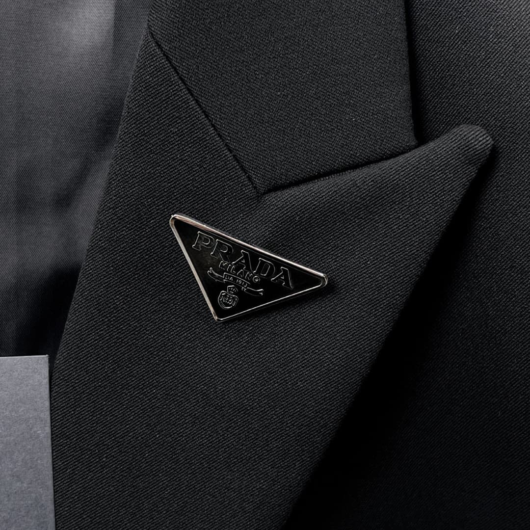 Prada Blazer com Placa Triangular na Lapela foto 06