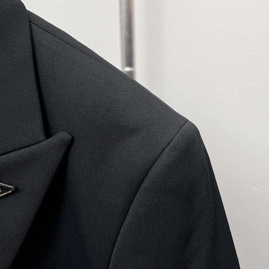 Prada Blazer com Placa Triangular na Lapela foto 08