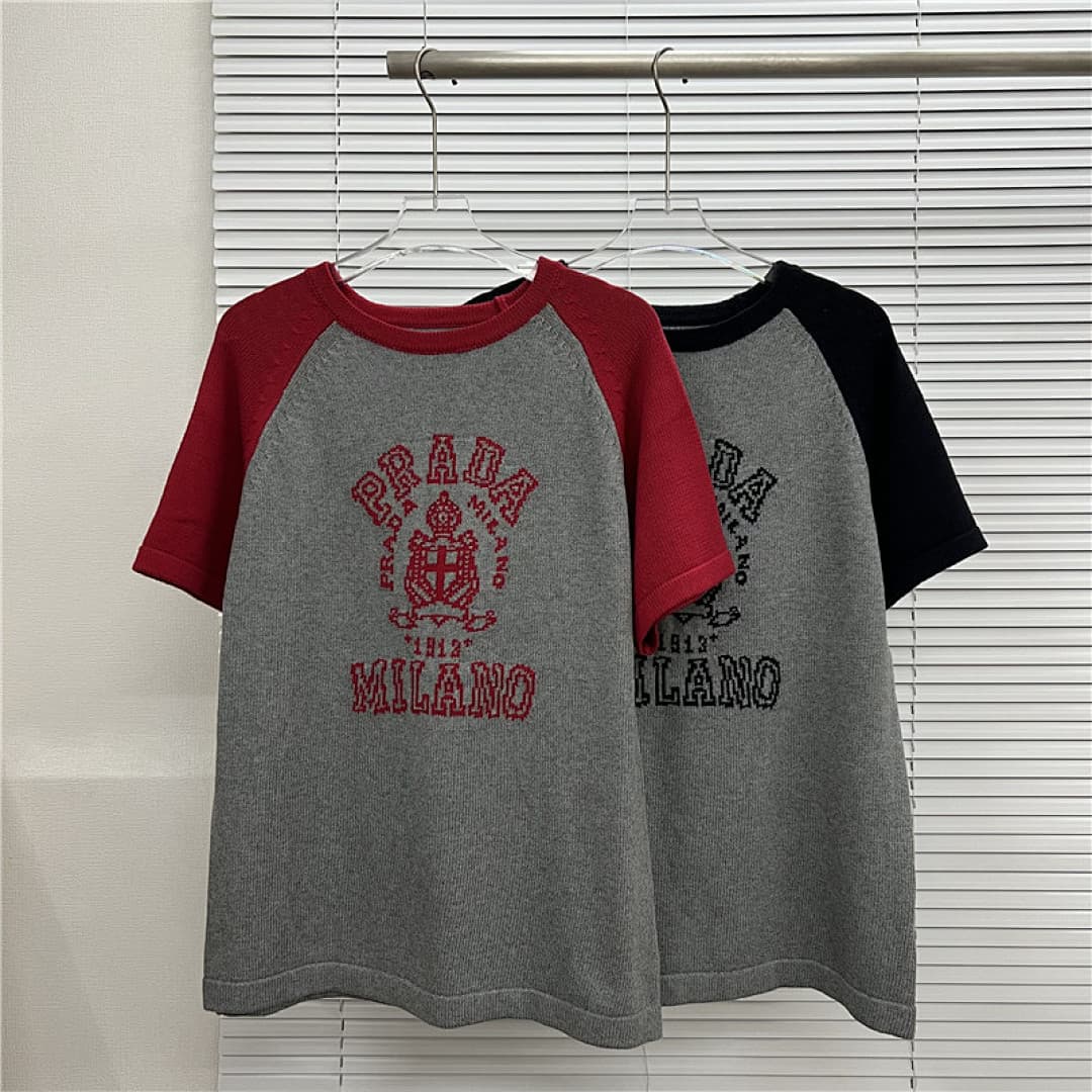 Prada T-Shirt de Malha Raglan com Logo Prada Milano foto 01