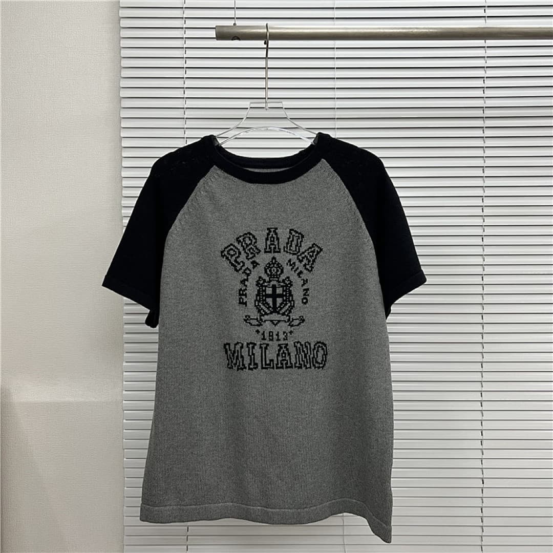Prada T-Shirt de Malha Raglan com Logo Prada Milano foto 02