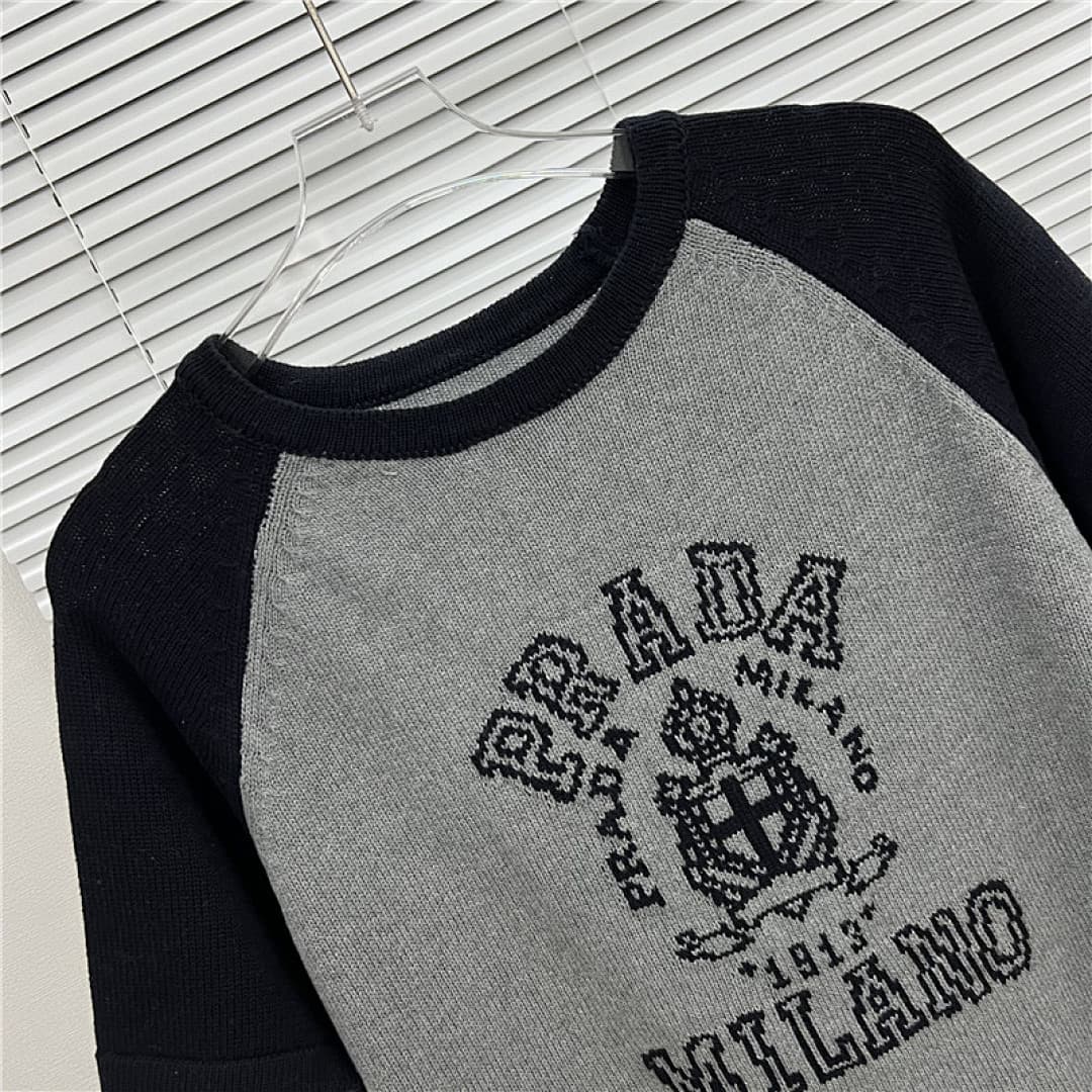 Prada T-Shirt de Malha Raglan com Logo Prada Milano foto 03