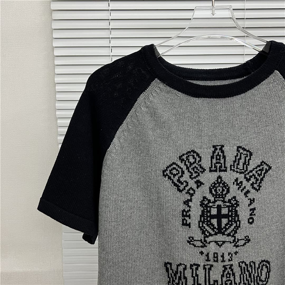 Prada T-Shirt de Malha Raglan com Logo Prada Milano foto 04