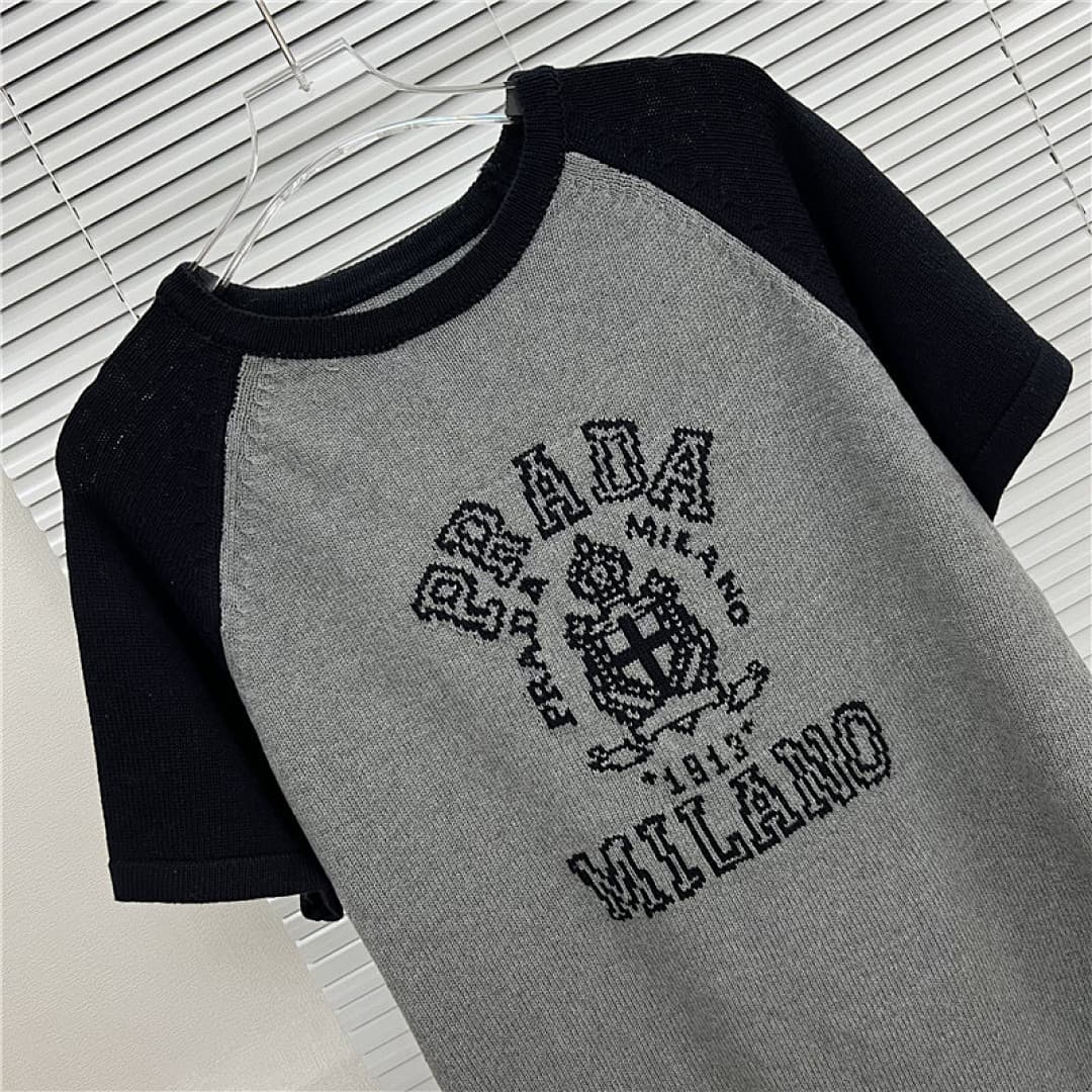 Prada T-Shirt de Malha Raglan com Logo Prada Milano foto 06