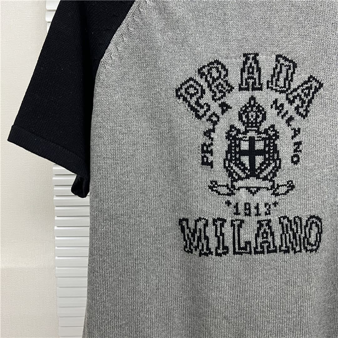 Prada T-Shirt de Malha Raglan com Logo Prada Milano foto 07