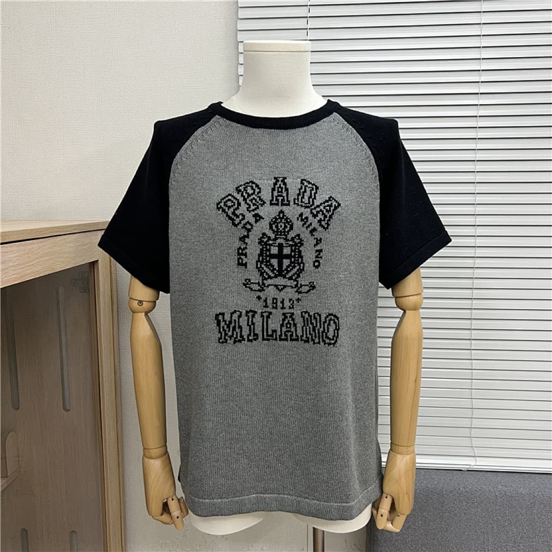 Prada T-Shirt de Malha Raglan com Logo Prada Milano foto 19