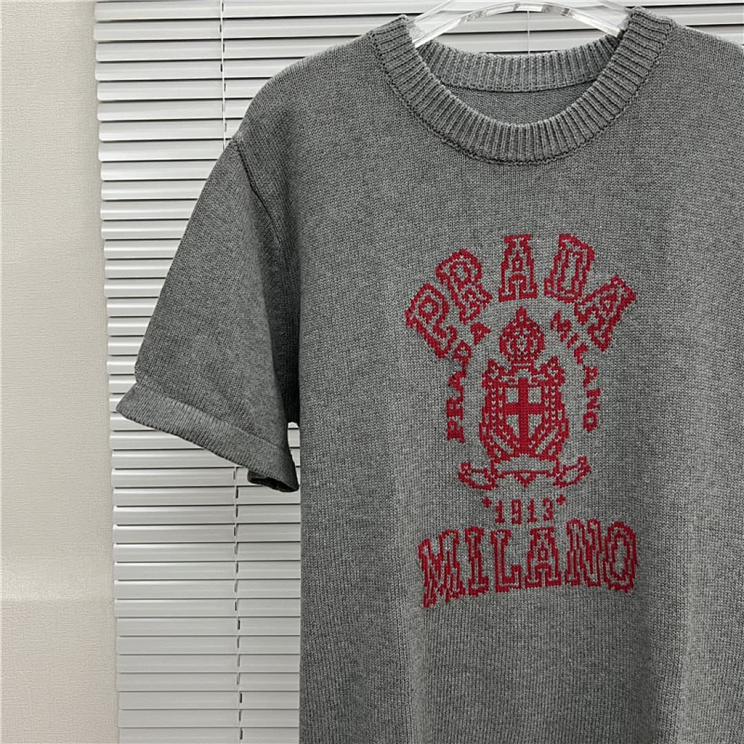 T-shirt Prada Emblema foto 15
