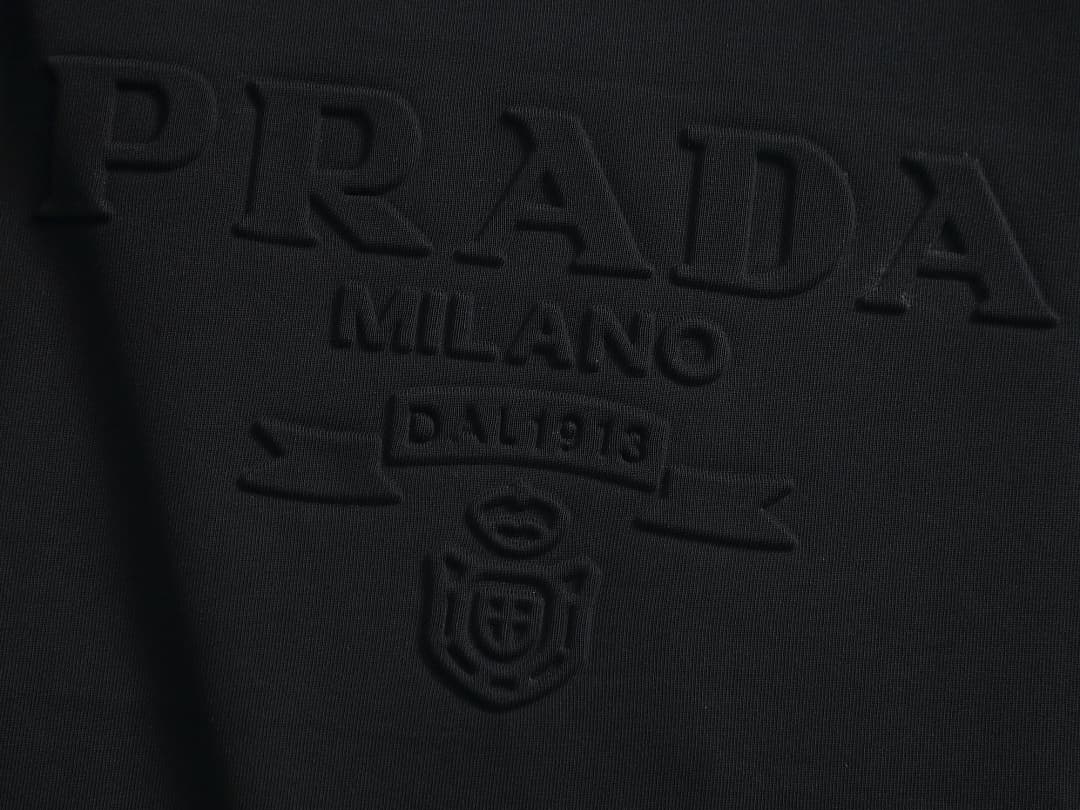 T-shirt Prada Clássica com Logo Pressionado foto 03